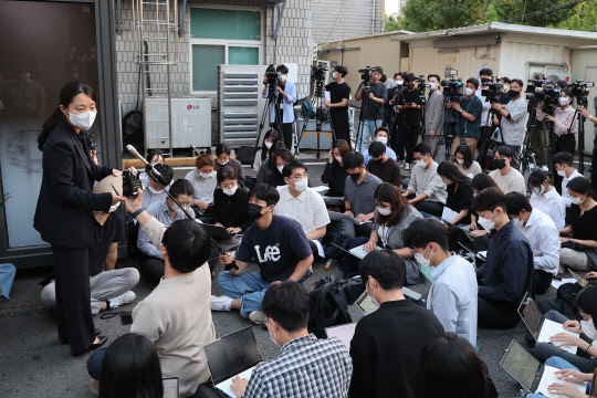 '신당역 스토킹 살인' 사건의 피해자 유족 측 법률대리인 민고은 변호사가 20일 오후 서울 중구 국립중앙의료원 앞에서 스토킹 혐의 재판 당시 사법당국의 피해자 보호 등과 관련한 취재진의 질문에 답하고 있다. <연합뉴스>